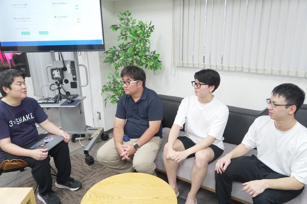 株式会社ヒカリシステム DXサポートグループシステムサポートTアシスタントマネージャー 木下慶太郎
株式会社ヒカリシステム DXサポートグループシステムサポートTシステムエンジニア 野村航平
株式会社スリーシェイク ソリューション4部エンジニア 山田 悠之介
株式会社スリーシェイク ソリューション4部マネージャー 小渕 周
